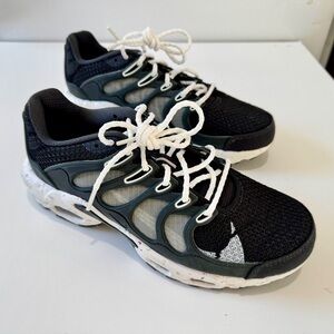 Nike Black and White Athletic Shoes New 8